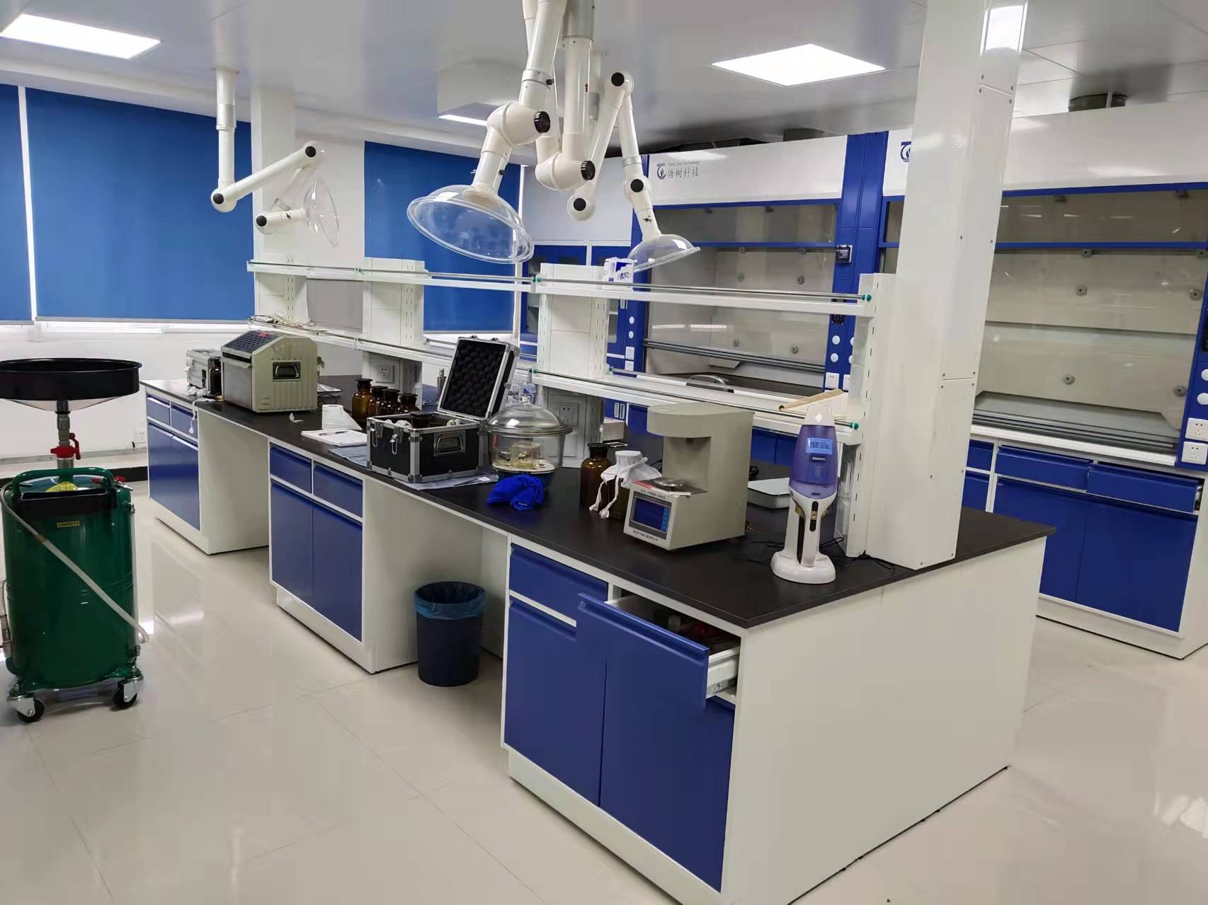 全鋼實(shí)驗(yàn)臺(tái)和全木實(shí)驗(yàn)臺(tái)的區(qū)別介紹！