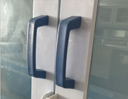  拉手：采用經(jīng)過射出成型的PP材料制成，耐腐蝕性好。（藍(lán)色、白色）配雙掛扣。